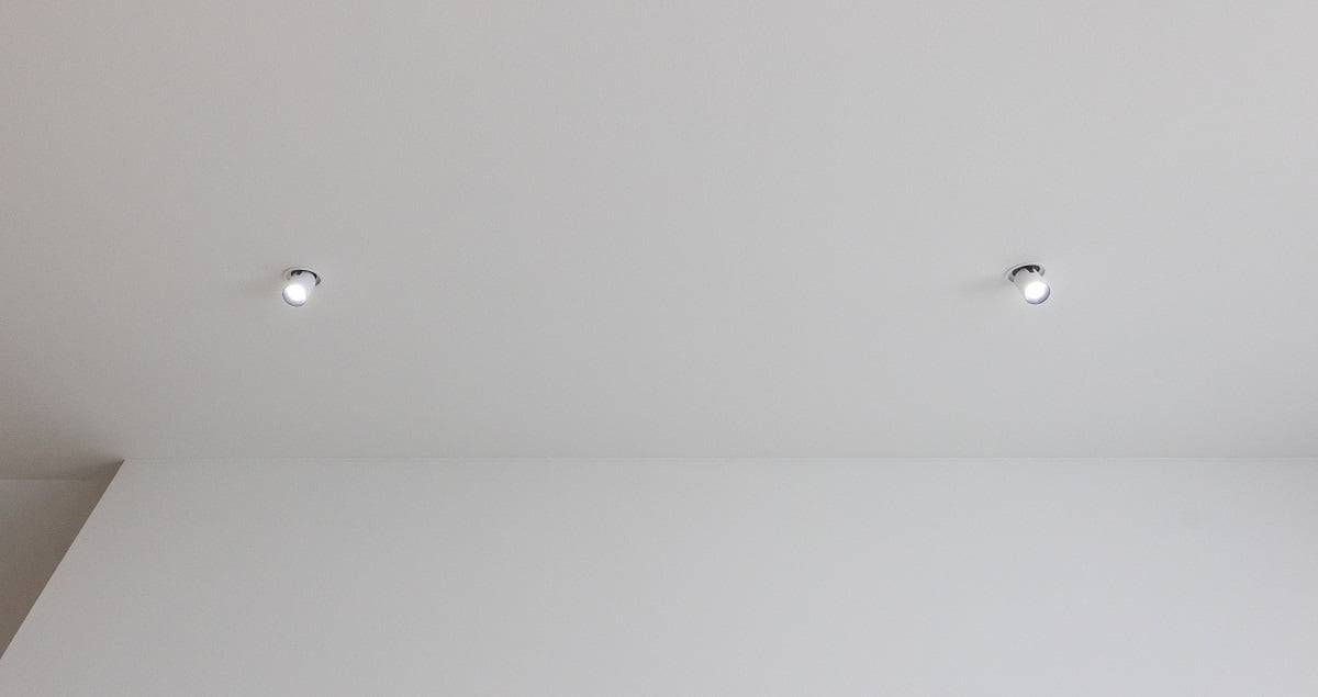 Los focos Kolo de 12 W proporcionan 1000 lúmenes de luz por lámpara. Los focos son regulables en temperatura de color y en intensidad. ©LedStore