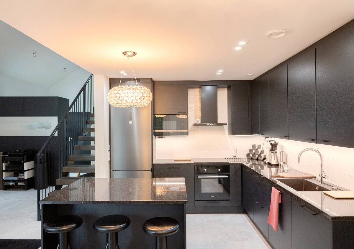 Focos de cocina y tiras de luz para encimeras ajustadas a un tono de luz cálido. ©LedStore