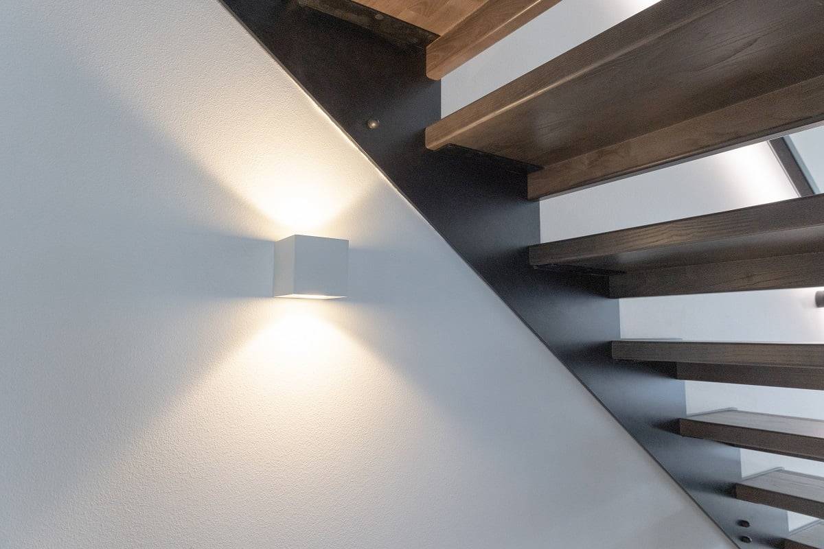 El espacio inferior de las estanterías interiores está iluminado por ©LedStore