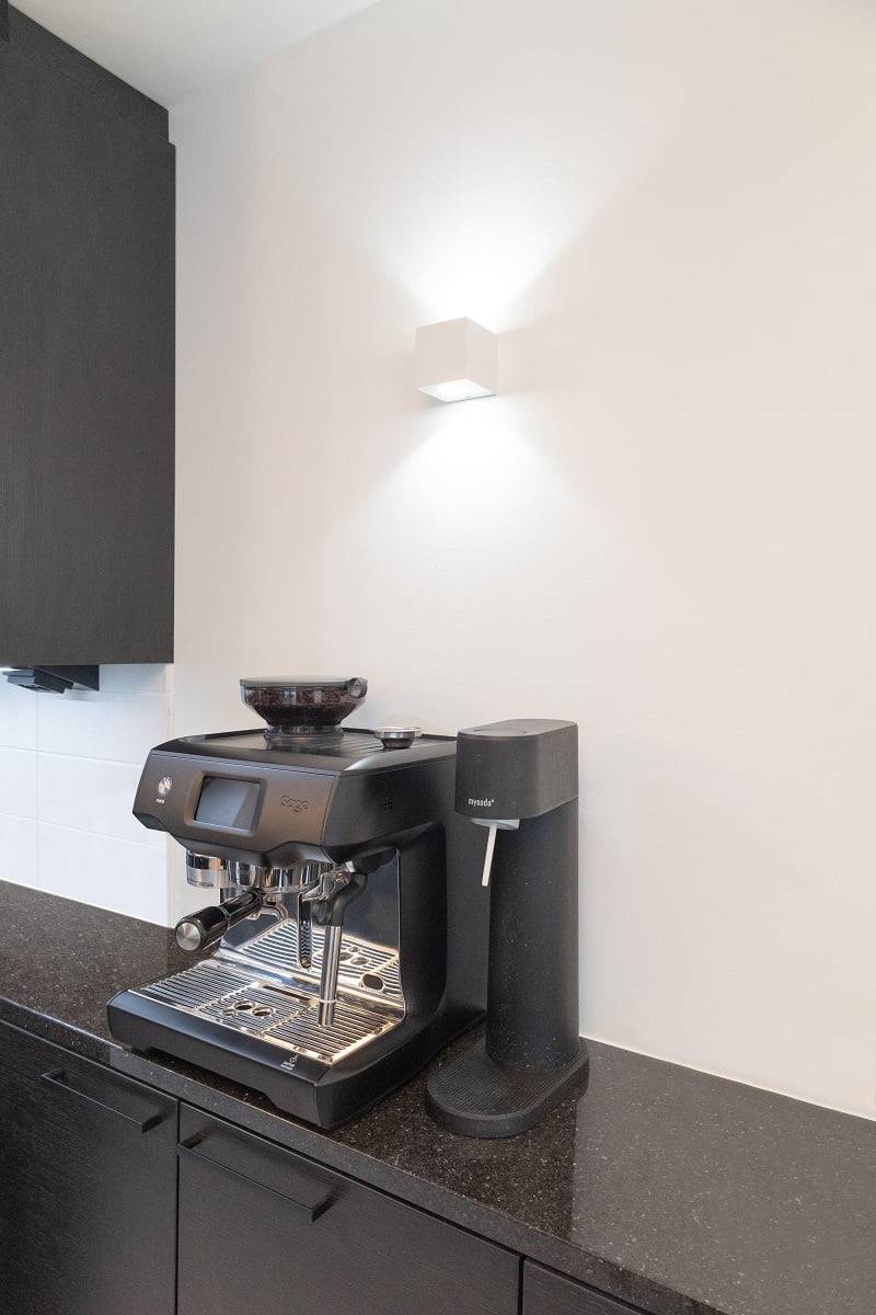 Aplique XL Cubic para una iluminación atmosférica adicional en una cocina abierta ©LedStore