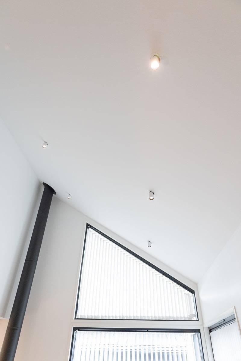 Los puntos Colo se colocan en el techo a intervalos uniformemente espaciados para proporcionar una iluminación uniforme del espacio con una luminaria de ángulo estrecho. ©LedStore