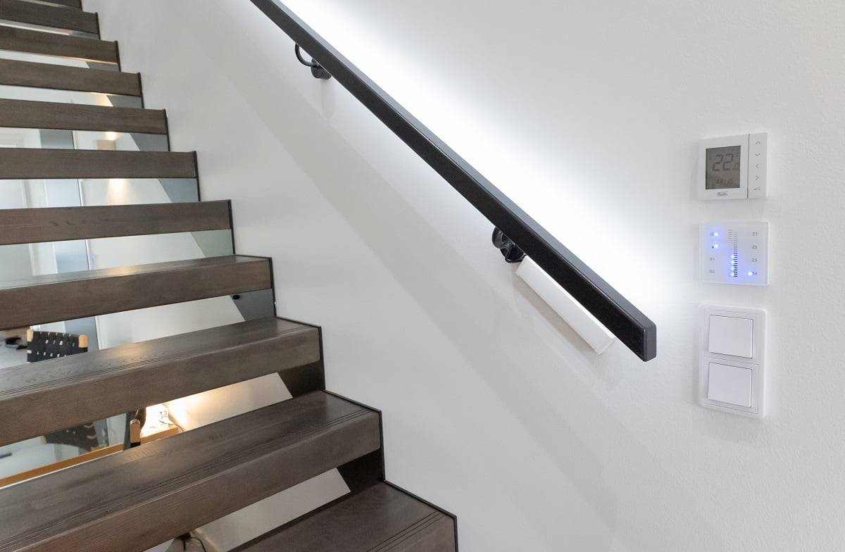 El pasamanos de la escalera está iluminado por una tira de LED de temperatura de color regulable en perfil de aluminio. ©LedStore