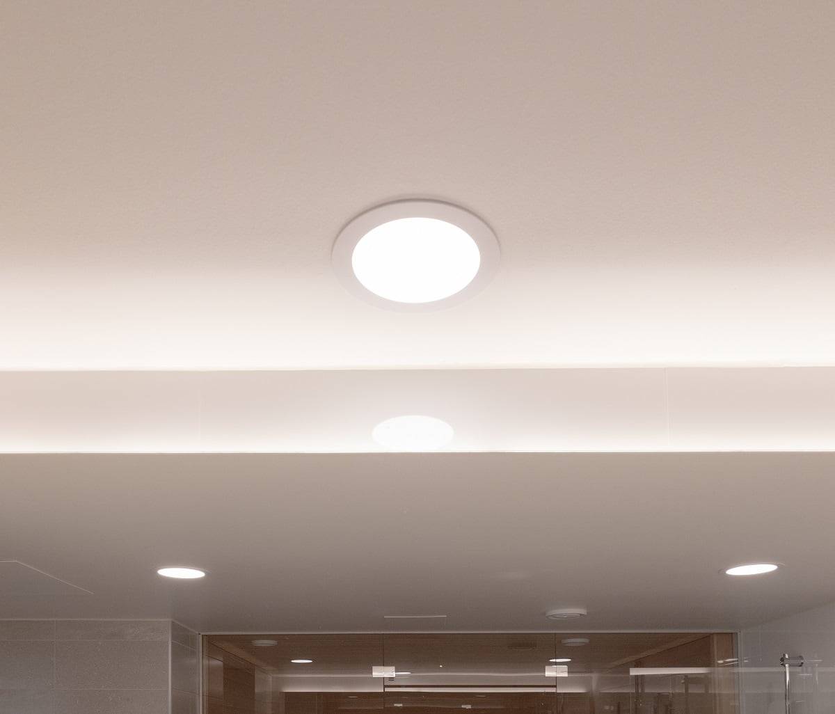 La luminaria de panel Plafond160 aporta una luz uniforme al techo del cuarto de baño. ©LedStore