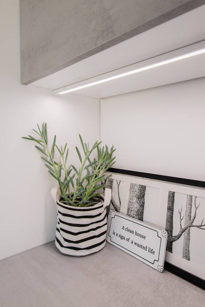 Diseño minimalista con "LED STORE" en un cuadrado blanco sobre fondo verde, destacando las soluciones de iluminación energéticamente eficientes.