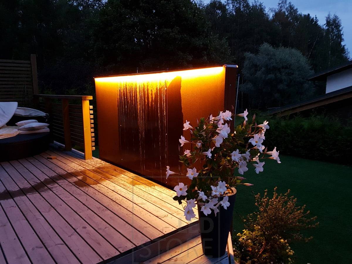 Cinta de LED que resalta el elemento de agua en el patio. Ledstore.fi