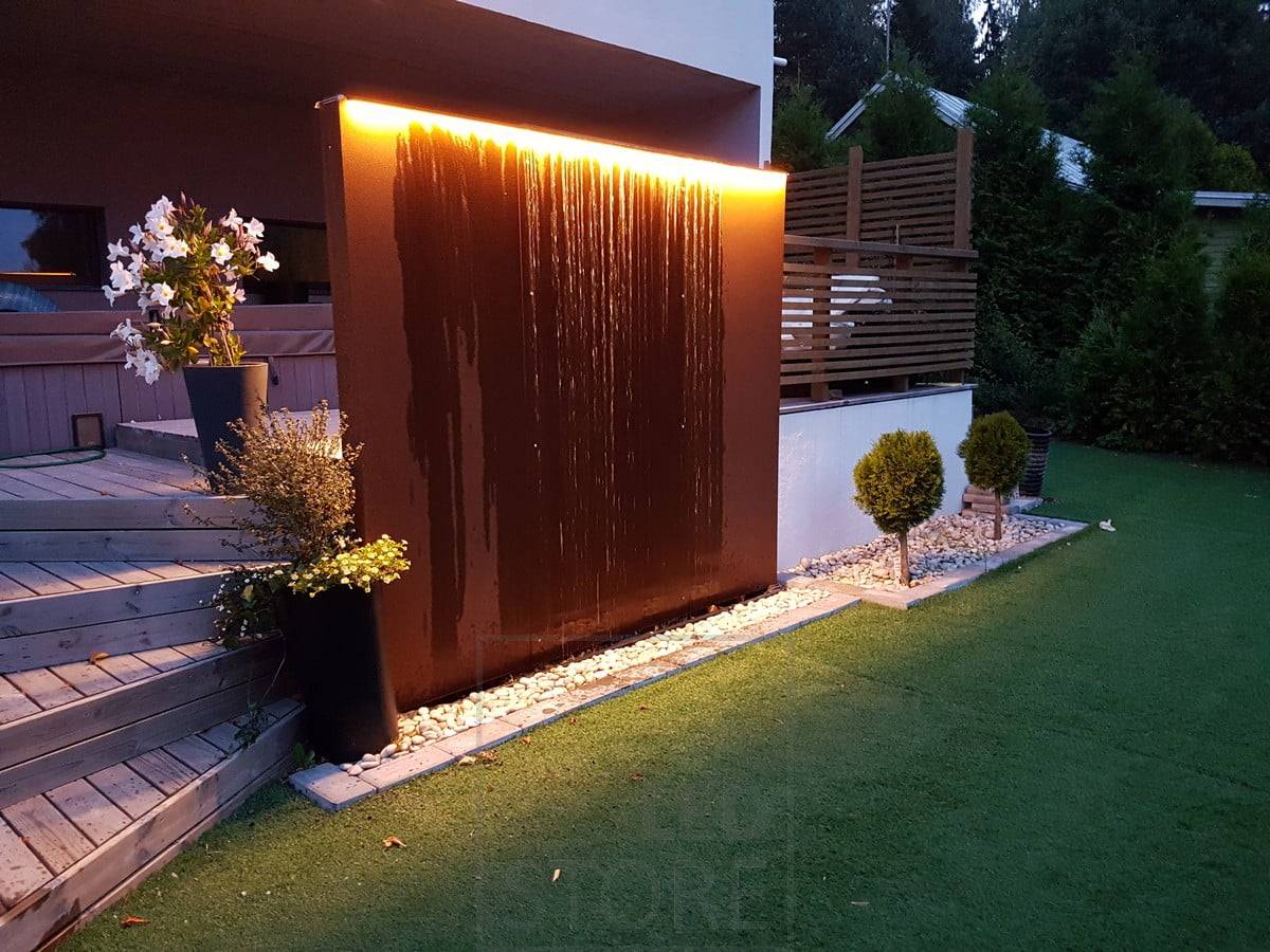 Cinta de leds para resaltar el elemento agua en el jardín. Ledstore.fi