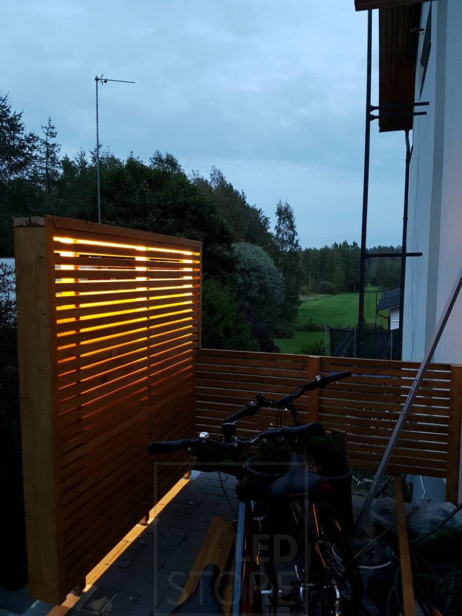 Cinta de leds que crea una iluminación atmosférica en exteriores. Ledstore.fi