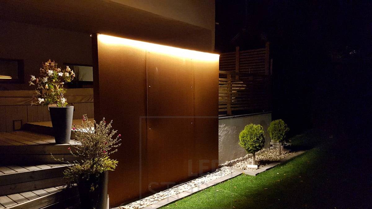 Iluminación y realce de un elemento de agua con una tira led en exterior. Ledstore.fi