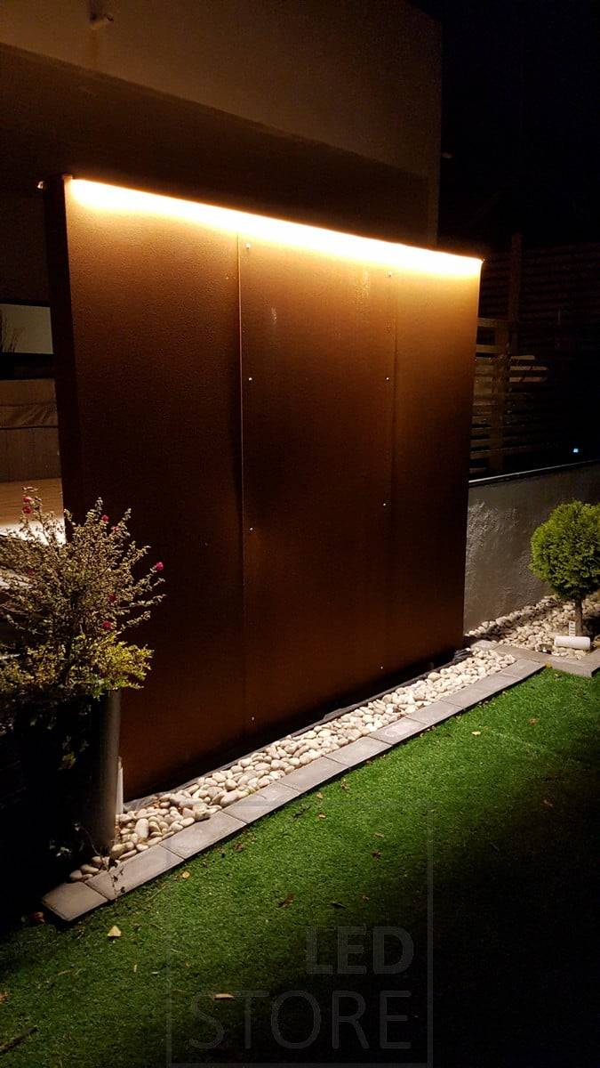 Iluminación y realce de un elemento de agua con una tira led en exterior. Ledstore.fi