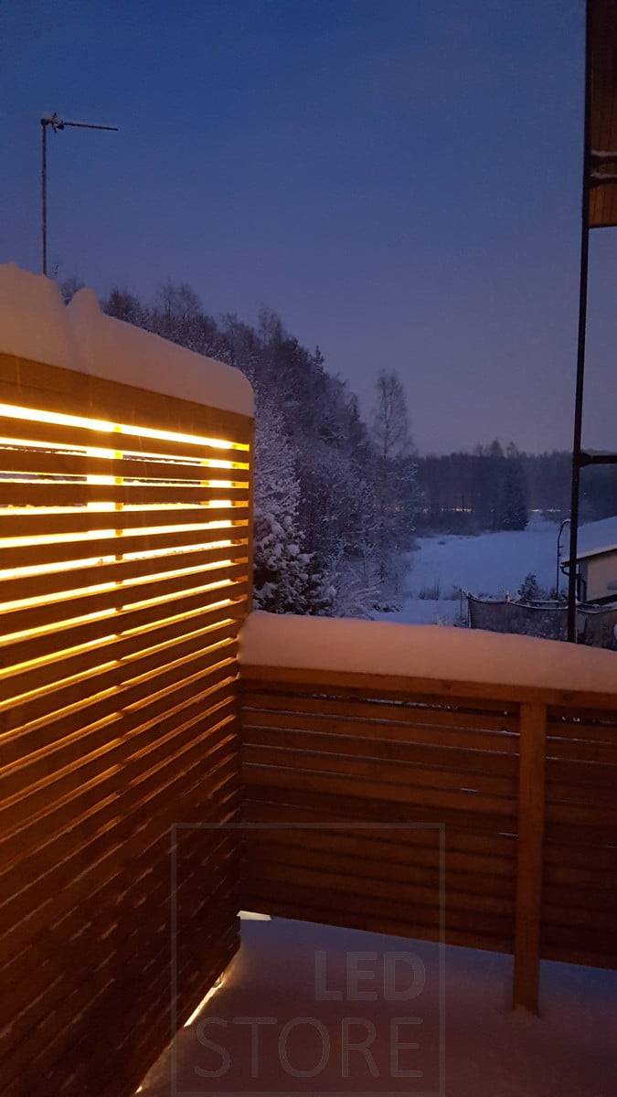 Iluminación ambiental en el patio, una tira led en el interior de la valla ilumina indirectamente el patio. Ledstore.fi