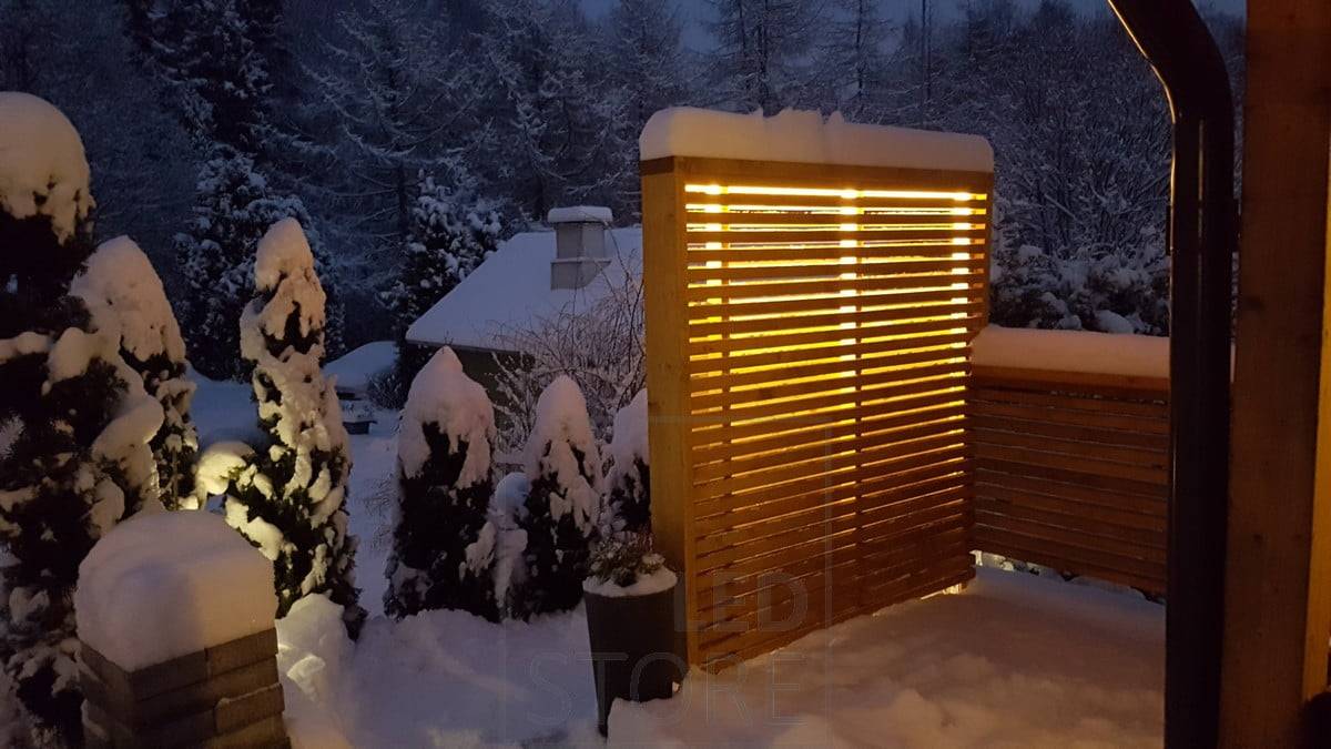 Iluminación ambiental indirecta en el patio, tira led en el interior de la valla. Ledstore.fi