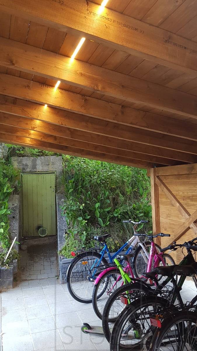 Cinta de leds iluminando bellamente una cubierta de bicicleta. Ledstore.fi