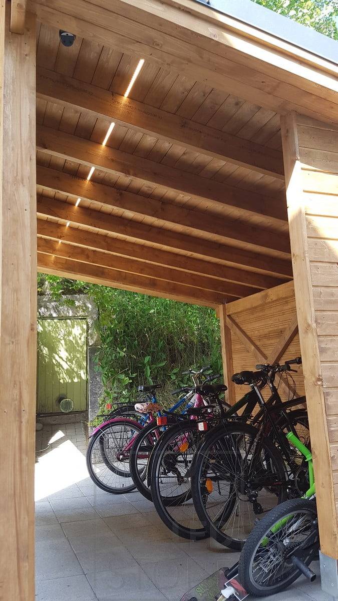 Una tira de LED de perfil bajo que ilumina una cubierta de bicicleta. Ledstore.fi