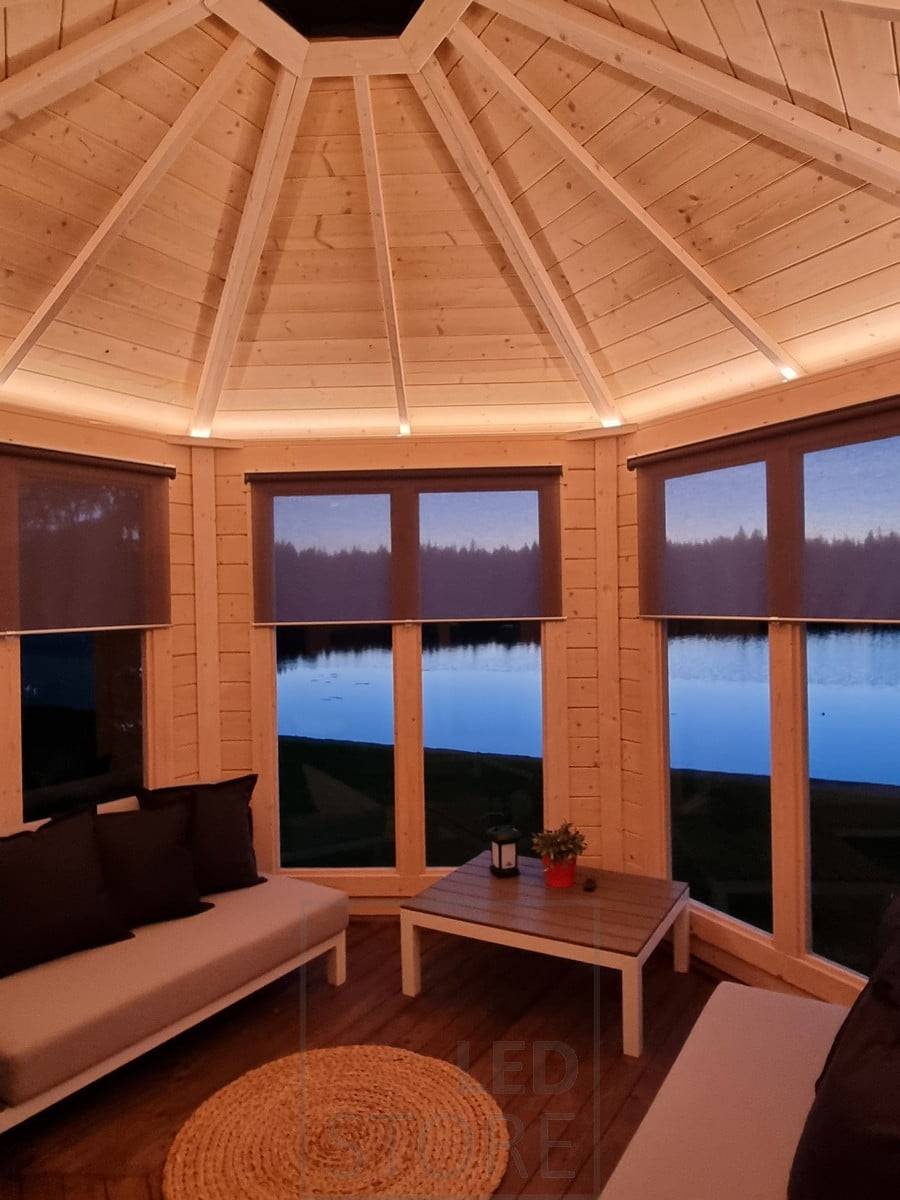 Un hermoso techo acentuado con iluminación indirecta, creando una luz ambiental en el espacio. Ledstore.fi