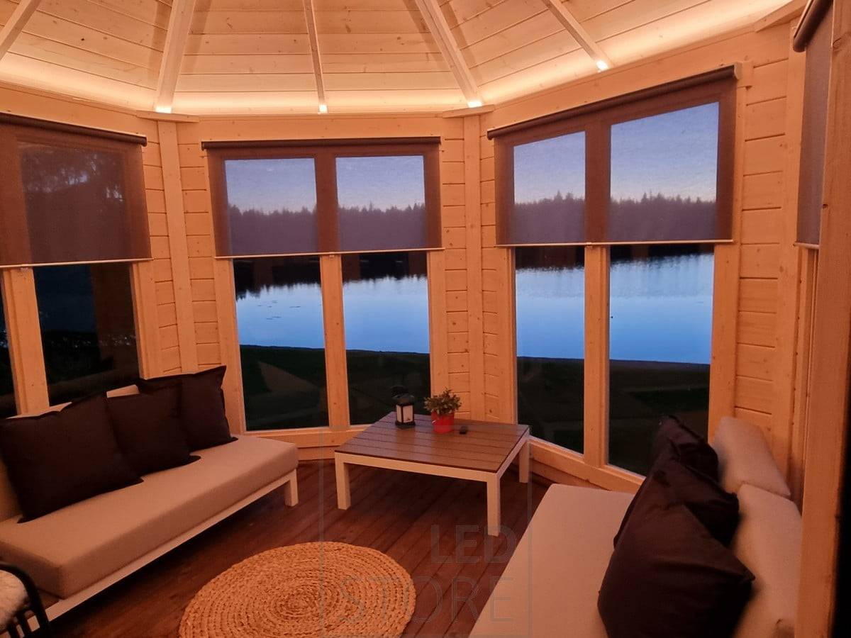 Un hermoso techo acentuado con iluminación, creando una luz ambiental en el espacio. Ledstore.fi