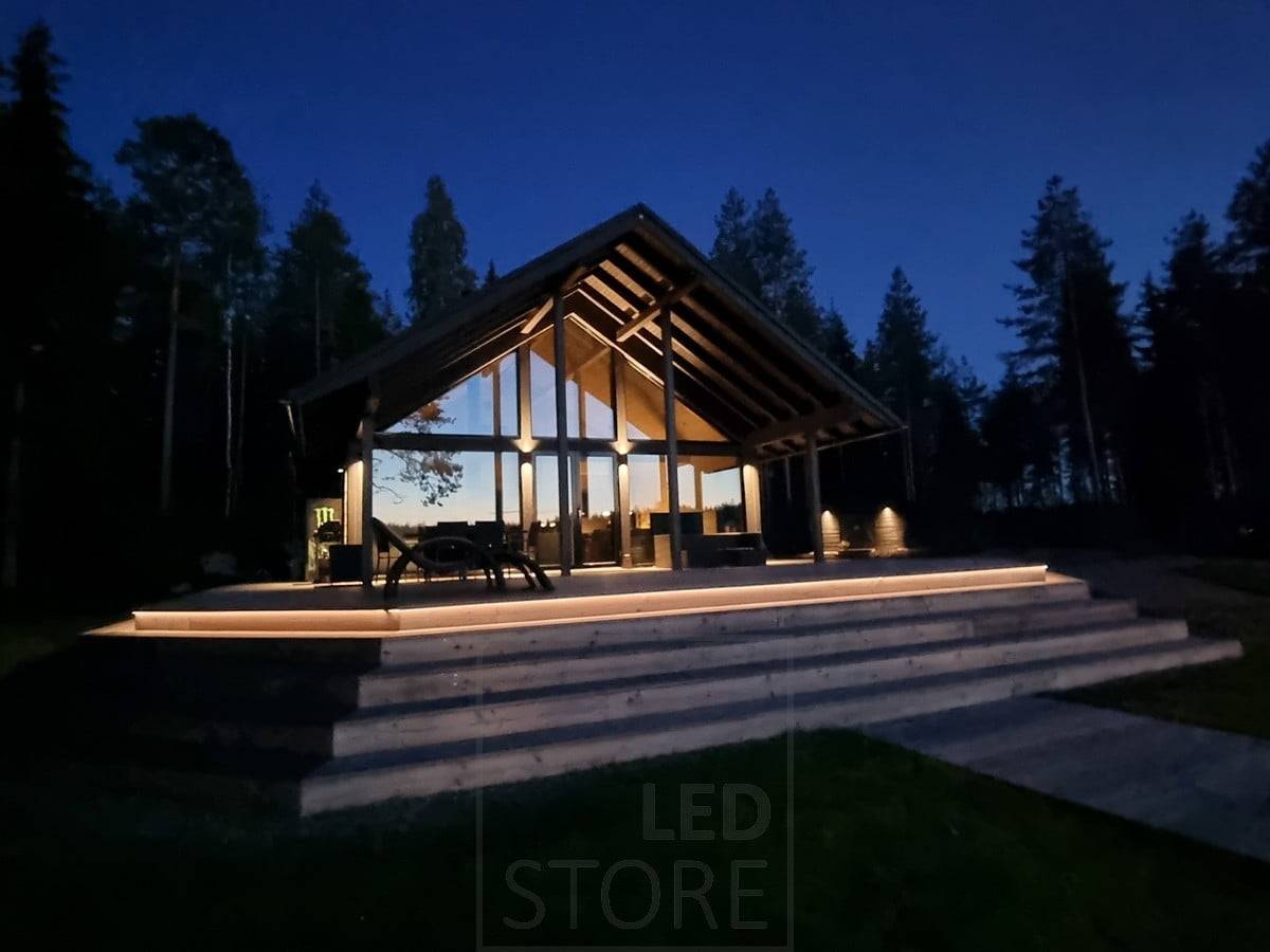 Iluminación exterior versátil con tira de LED en la escalera y apliques de pared. Ledstore.fi