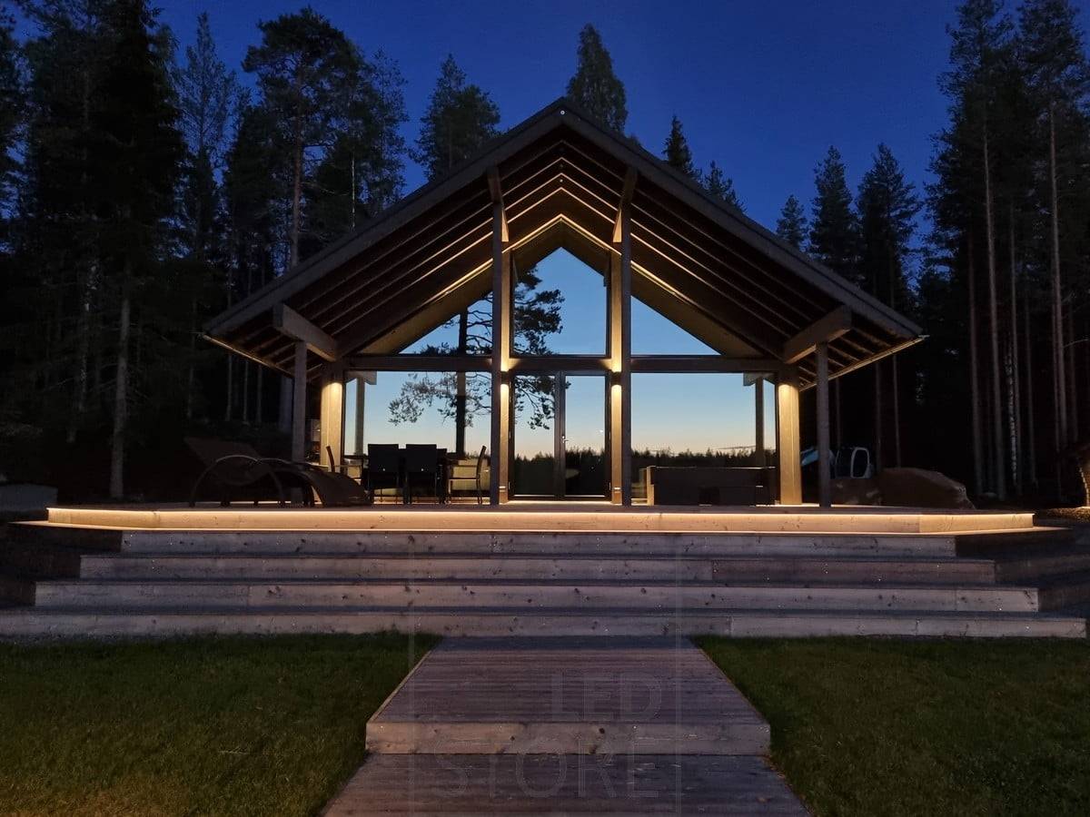 Iluminación exterior versátil con tira de LED en la escalera y apliques de pared. Apliques que iluminan en dos direcciones en un punto elevado. Ledstore.fi