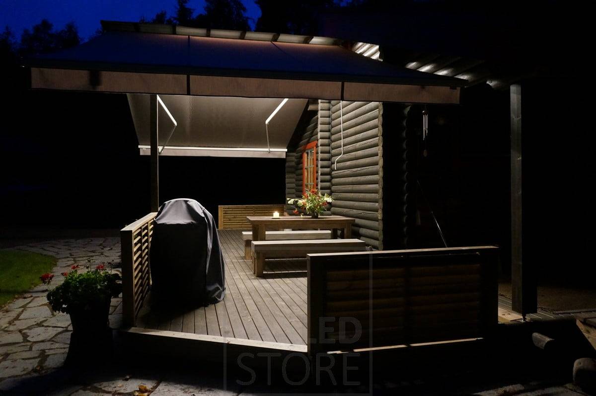Cinta de LED en el centro de la marquesina que crea una iluminación agradable y atmosférica para la terraza. Ledstore.fi