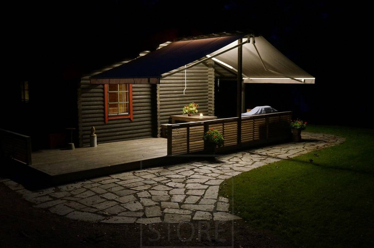 Una tira de leds en el centro de la marquesina ilumina la terraza con una luz general atmosférica. Ledstore.fi