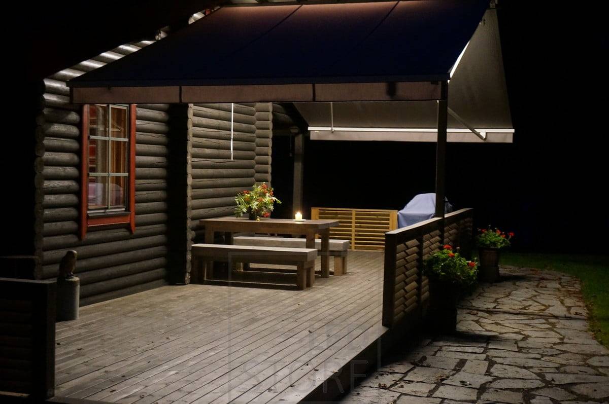 Una tira de leds en el centro de la marquesina crea una iluminación general atmosférica para la terraza. Ledstore.fi