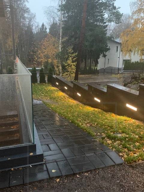 Cinta de leds empotrada en una pared para crear una iluminación atmosférica en el patio. Ledstore.fi