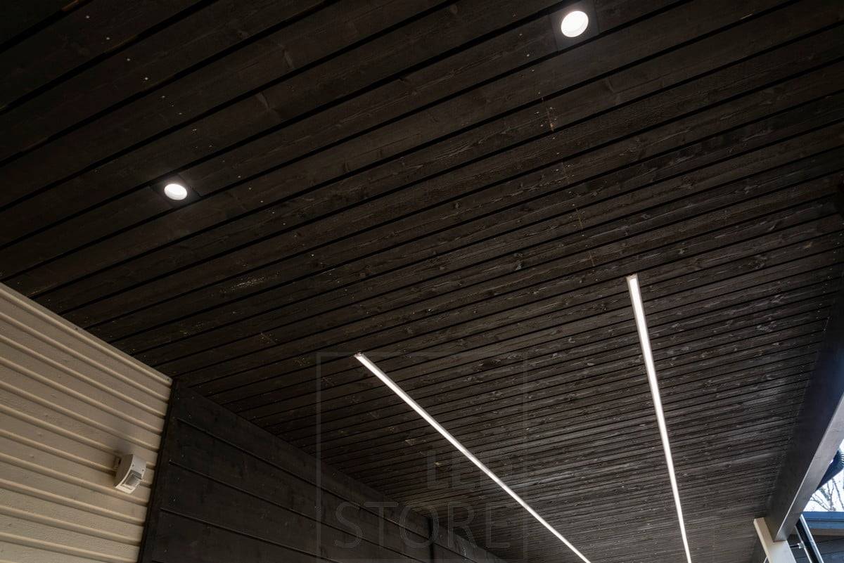Focos y tiras led iluminando una marquesina exterior. Ledstore.fi