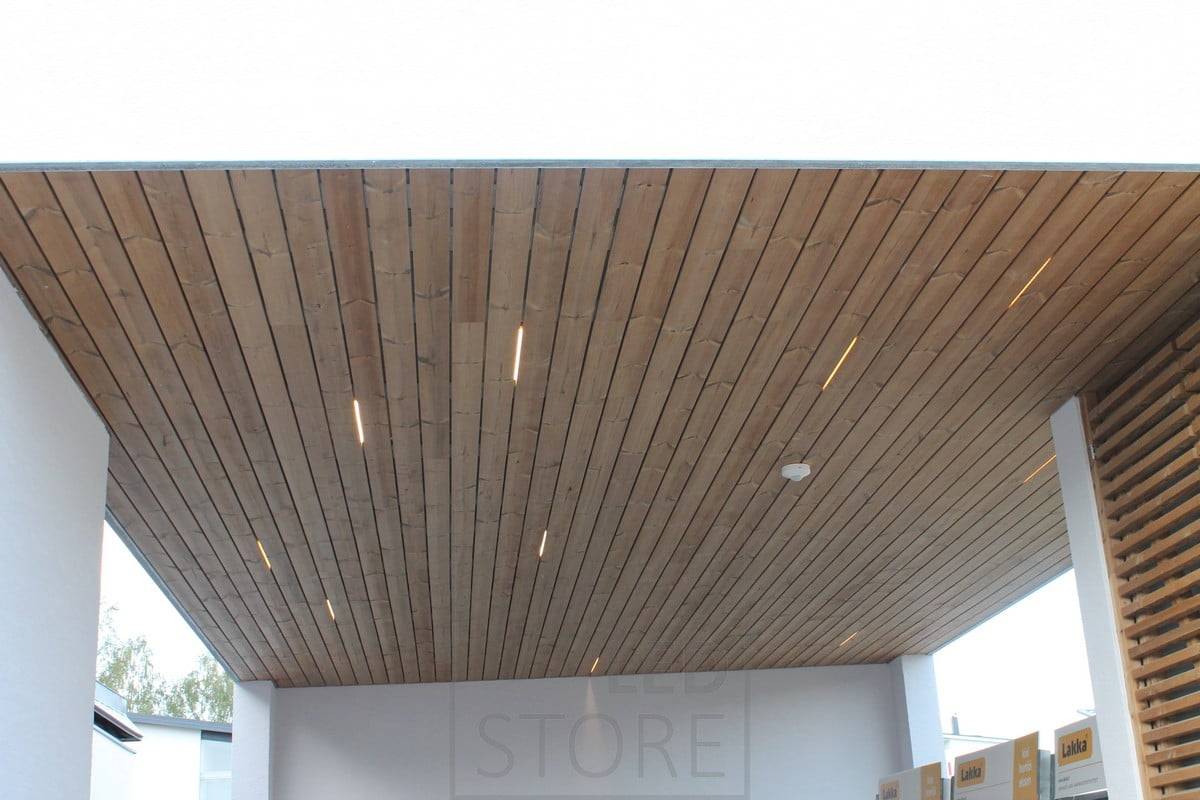 Las tiras de LED entre los paneles del techo crean una iluminación atmosférica y expresiva. Ledstore.fi