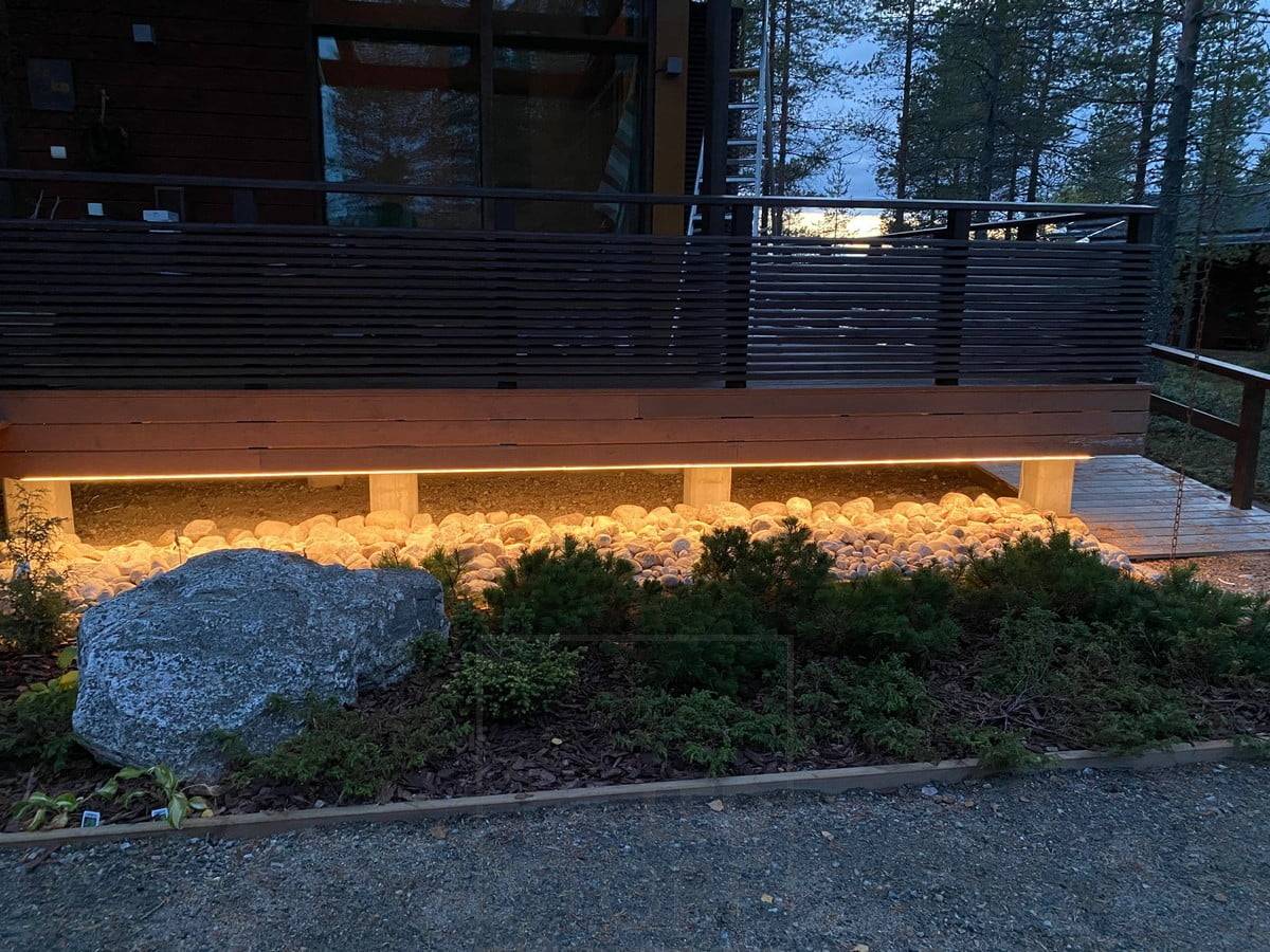 Iluminación indirecta Moody para iluminar la fachada y el borde de la terraza. Ledstore.fi