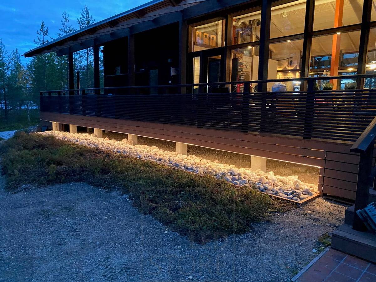 Iluminar la fachada y el borde de la terraza con una iluminación indirecta atmosférica, tira de led en una superficie de bajo perfil. Ledstore.fi