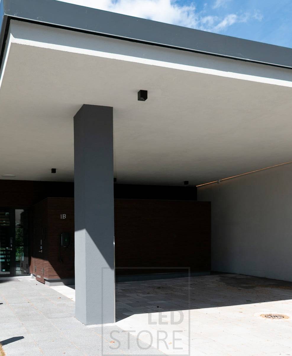 Techo exterior con focos de superficie y tira led junto a la pared. Ledstore.fi