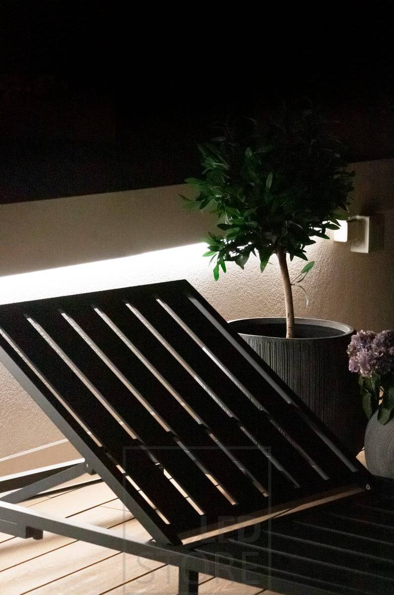 En la terraza, bajo la barandilla, una tira de leds ilumina la terraza con una luz ambiental indirecta. Ledstore.fi