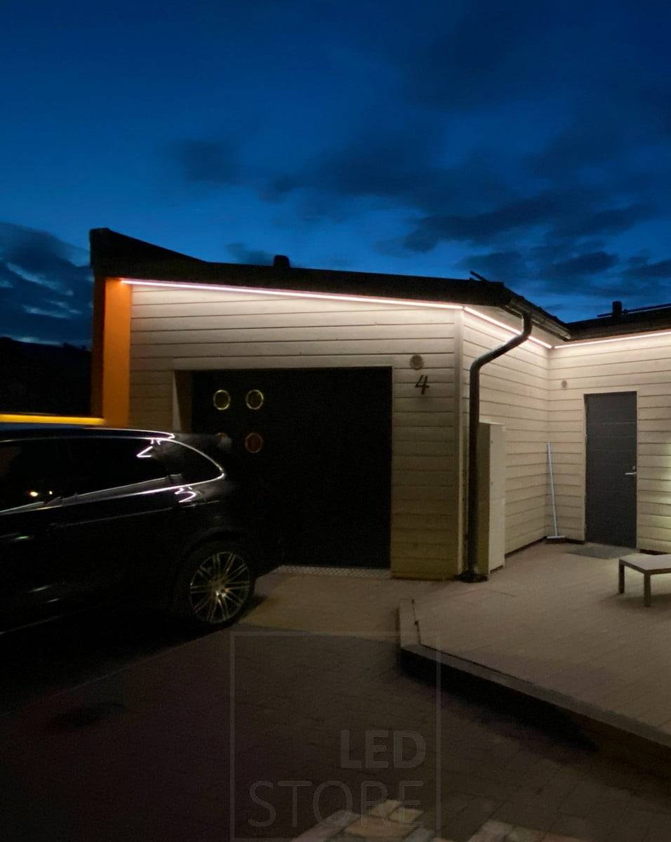 Cinta de leds en el alero iluminando la fachada y el patio de una casa. Ledstore.fi