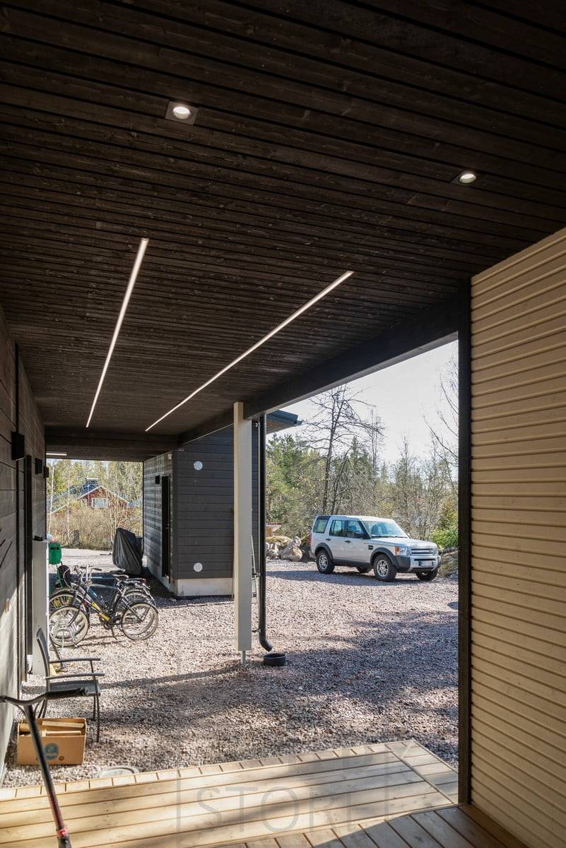 Spots en la entrada, tiras led en la marquesina. Ledstore.fi