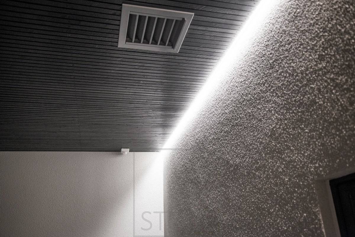 Luz indirecta exterior. Tira de leds entre el techo y la pared, iluminando atmosféricamente con luz indirecta. Ledstore.fi