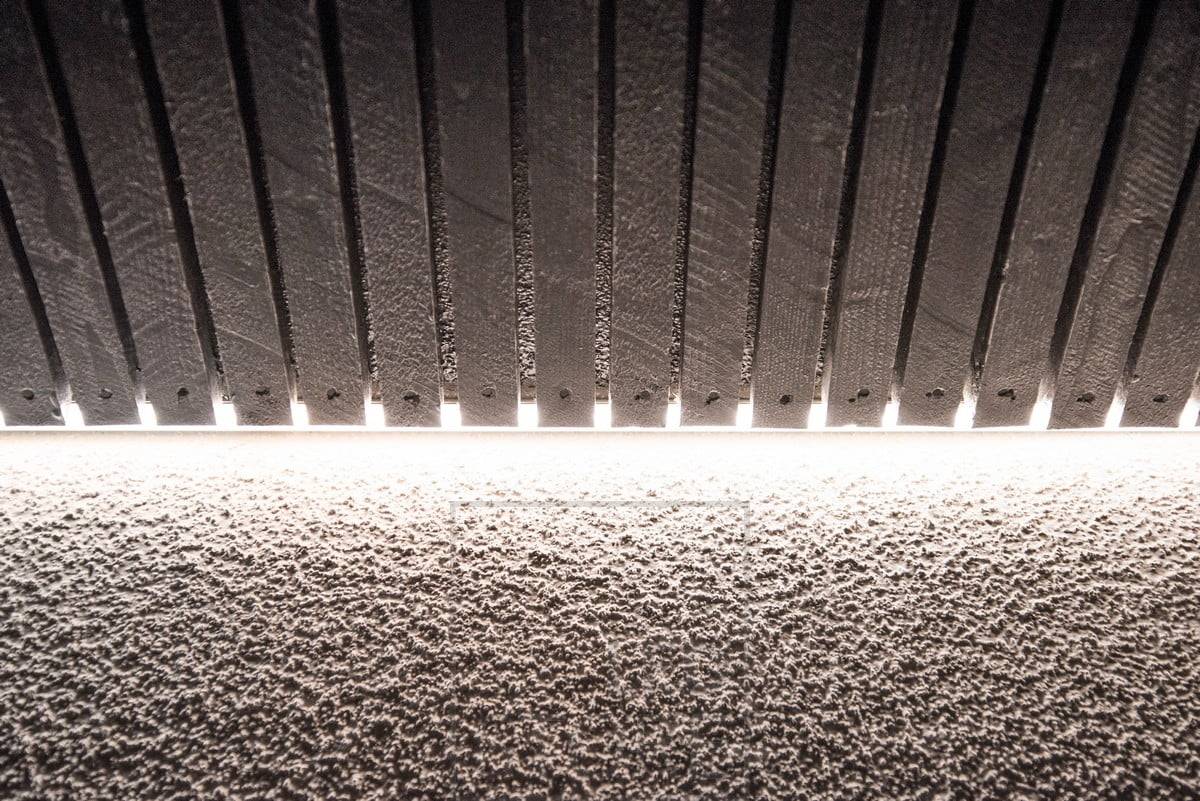 Iluminación indirecta al aire libre en una ranura entre el techo y la pared. Ledstore.fi