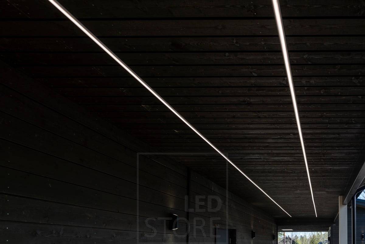 Tiras de leds para exteriores en la marquesina que iluminan el espacio con luz uniforme. Ledstore.fi