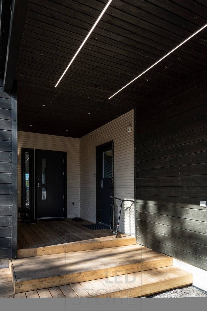 Tira de LED en un techo de perfil bajo iluminando un tejado. Ledstore.fi