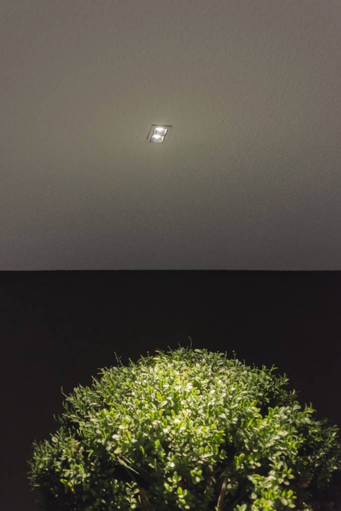 Un foco iluminado en la marquesina de la Línea 2. © LedStore