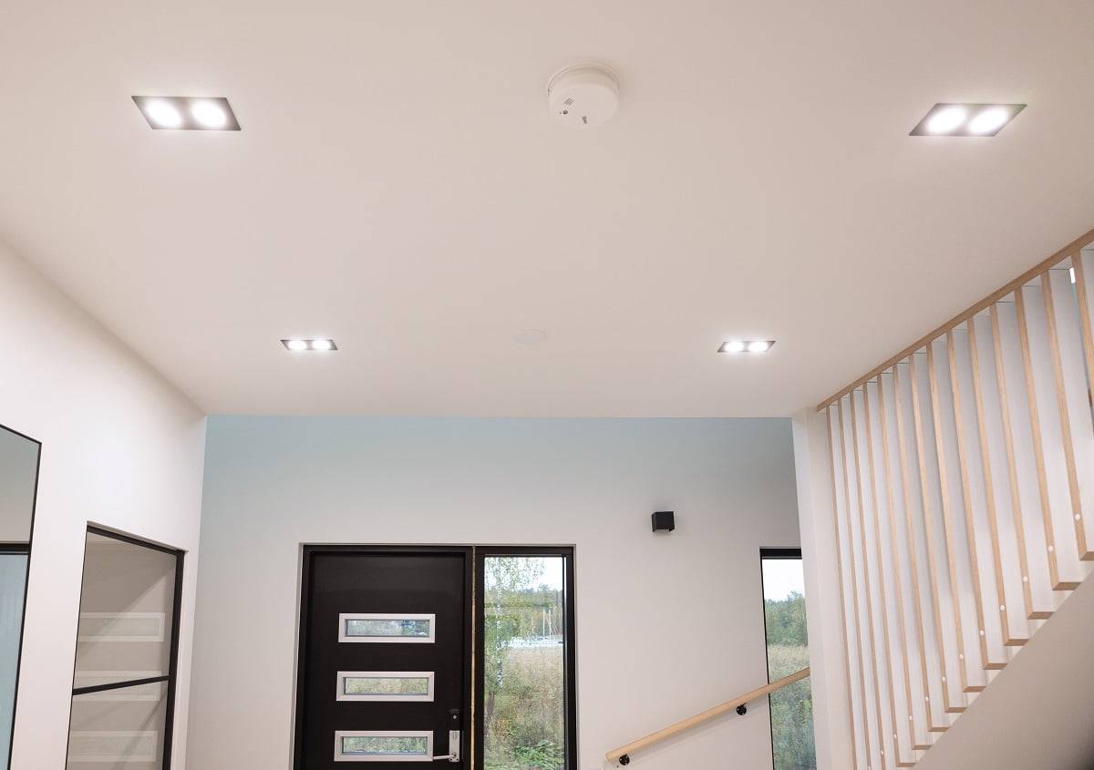 La iluminación del vestíbulo está colocada de forma funcional delante del armario y cerca de los cajones del recibidor. © LedStore.fi