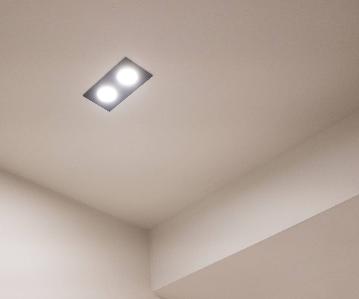 Los focos tienen marcos negros, por lo que aportan un toque decorativo © LedStore.fi