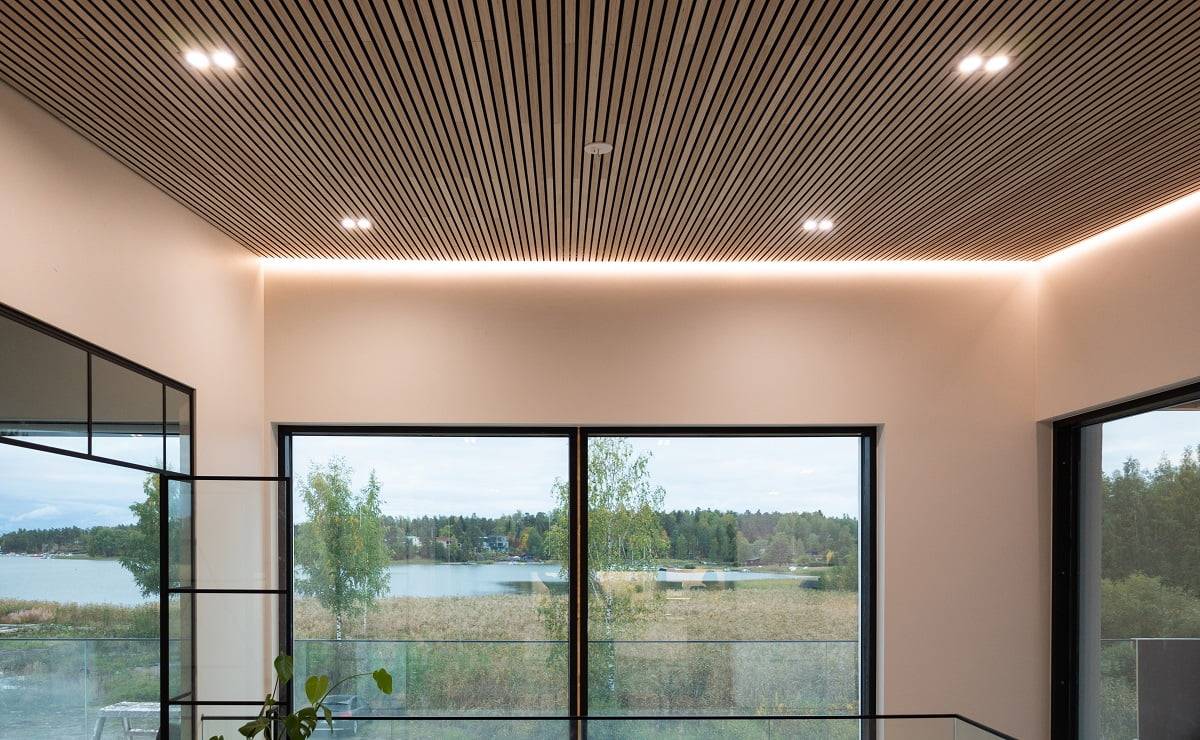 Las tiras de leds iluminan la pared. Los focos DoubleCantilever proporcionan iluminación general. © LedStore.fi