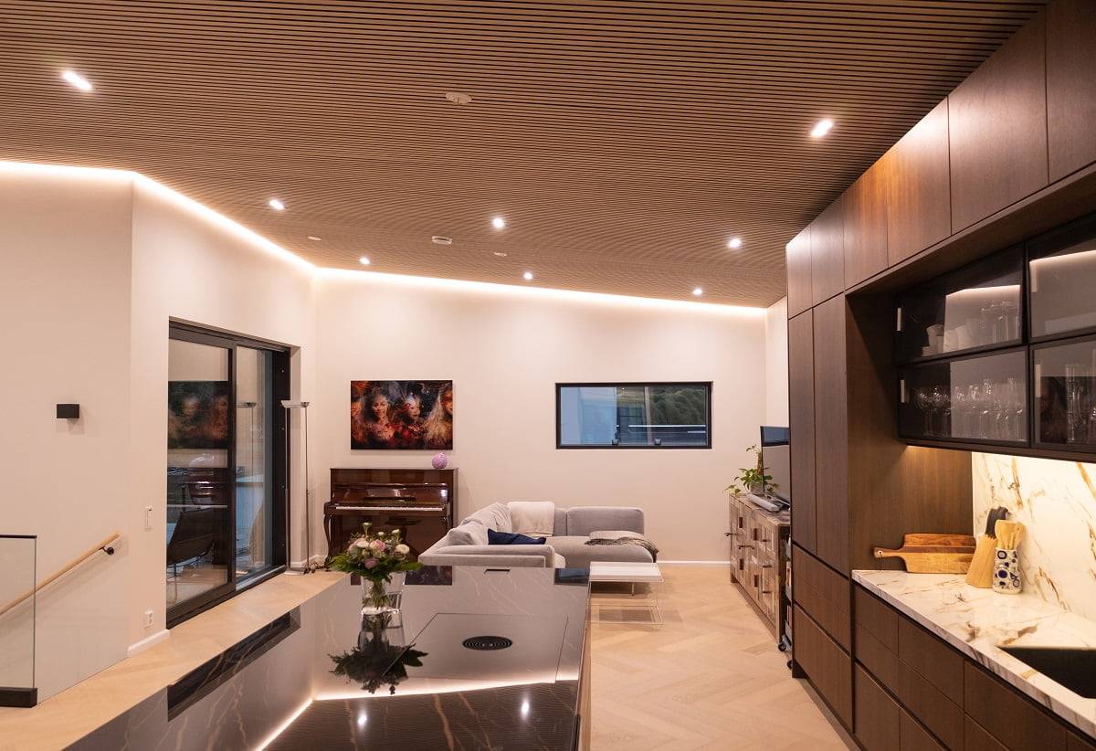 El salón-cocina-comedor abierto está iluminado con iluminación Doble Cant y una tira LED de 14,4 W/m montada indirectamente. © LedStore.fi