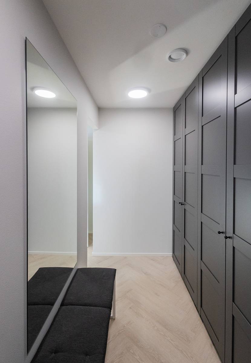 Plafón led de superficie en un armario