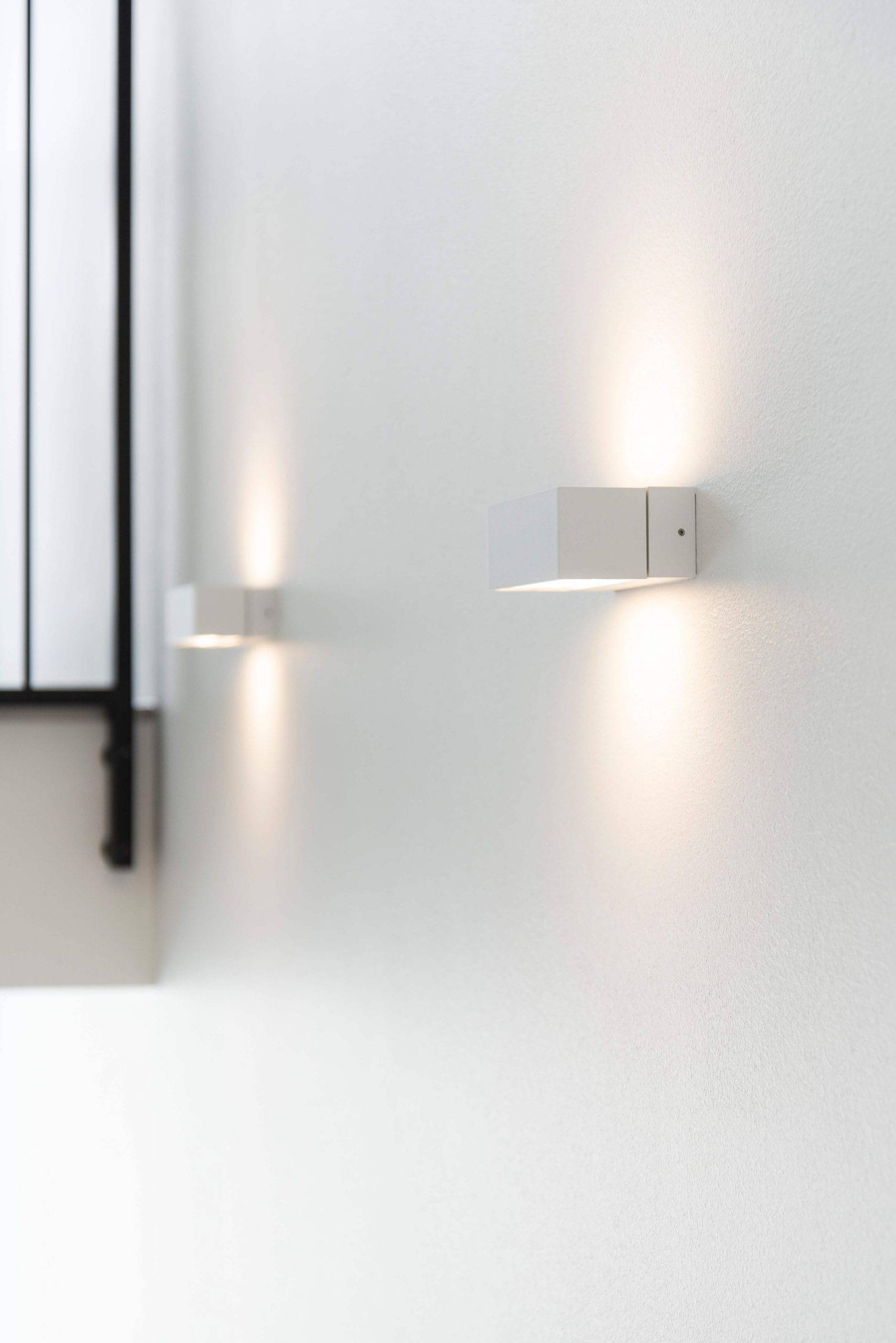 Logotipo de LED STORE sobre fondo verde y un cuadrado blanco, destacando soluciones de iluminación energéticamente eficientes para espacios modernos.
