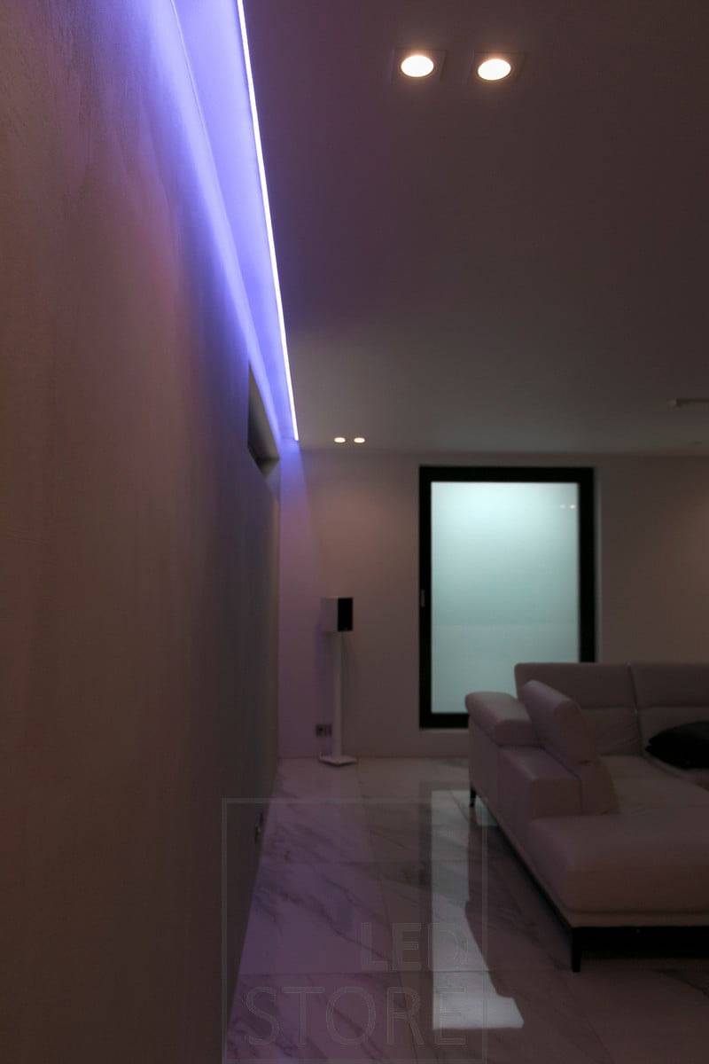 La cinta led de color regulable RGB+W crea una iluminación ambiental única