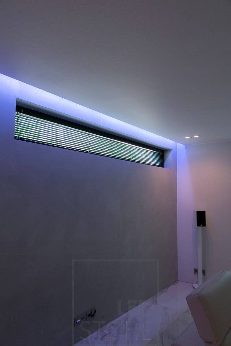 Color-regulable-RGB+W-led-ribbon-crear-una-iluminación-emocional-perfecta-para-el-techo-y-la-pared-de-una-curva-fuerte