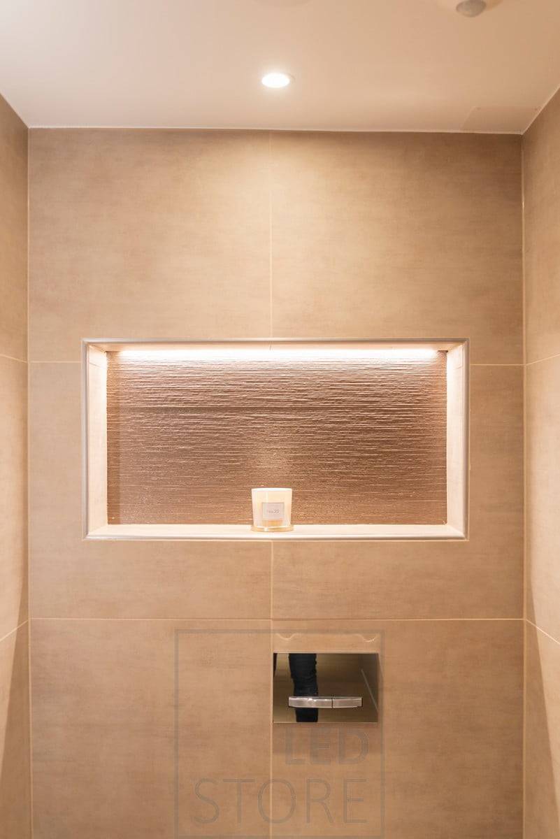 Estantería empotrada iluminada por tira led, crea una bonita y agradable luz indirecta en el espacio y resalta el hueco. Ledstore.fi