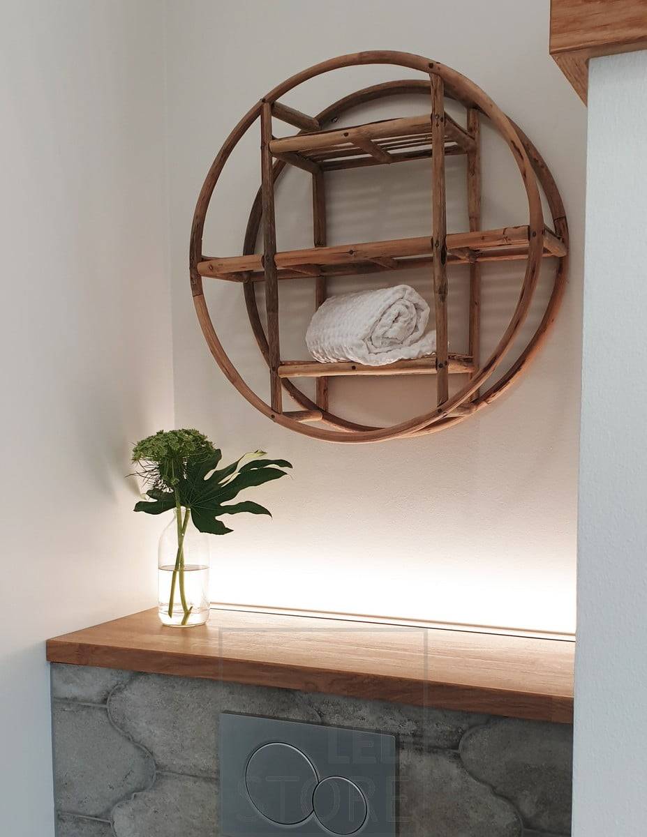 Detrás de la mampara del inodoro, una tira de LED se dirige hacia arriba, creando una hermosa luz ambiental. Ledstore.fi