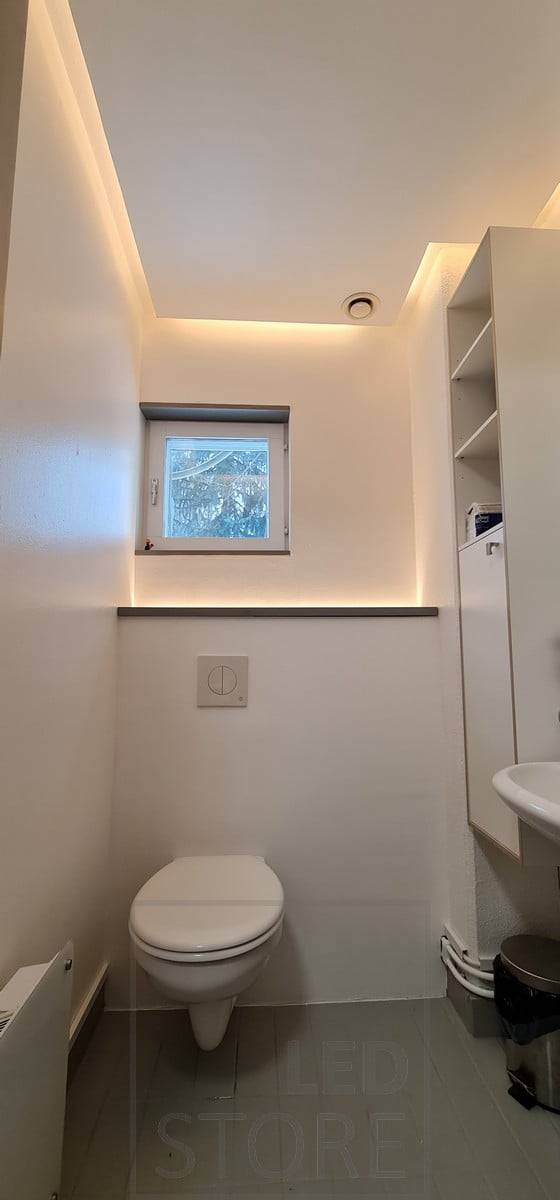 Iluminación indirecta para todo el cuarto de baño. La tira de LED de la carcasa del inodoro también funciona como luz nocturna, encendida por un sensor de movimiento. Ledstore.fi