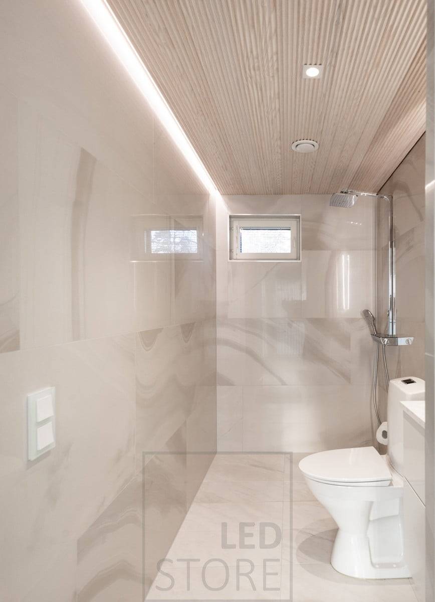 Iluminación ambiental indirecta en un baño público. Ledstore.fi
